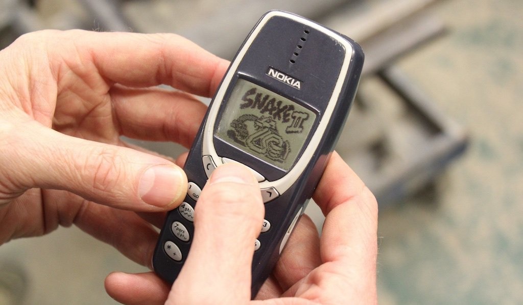 <p> Điện thoại di động Nokia 3310 đã gần như trở thành một biểu tượng trong thế hệ 8x, 9x. Khi được tung ra vào năm 2000, nó là một trong những mẫu điện thoại bán chạy nhất mọi thời đại, với 126 triệu chiếc được sản xuất.</p>