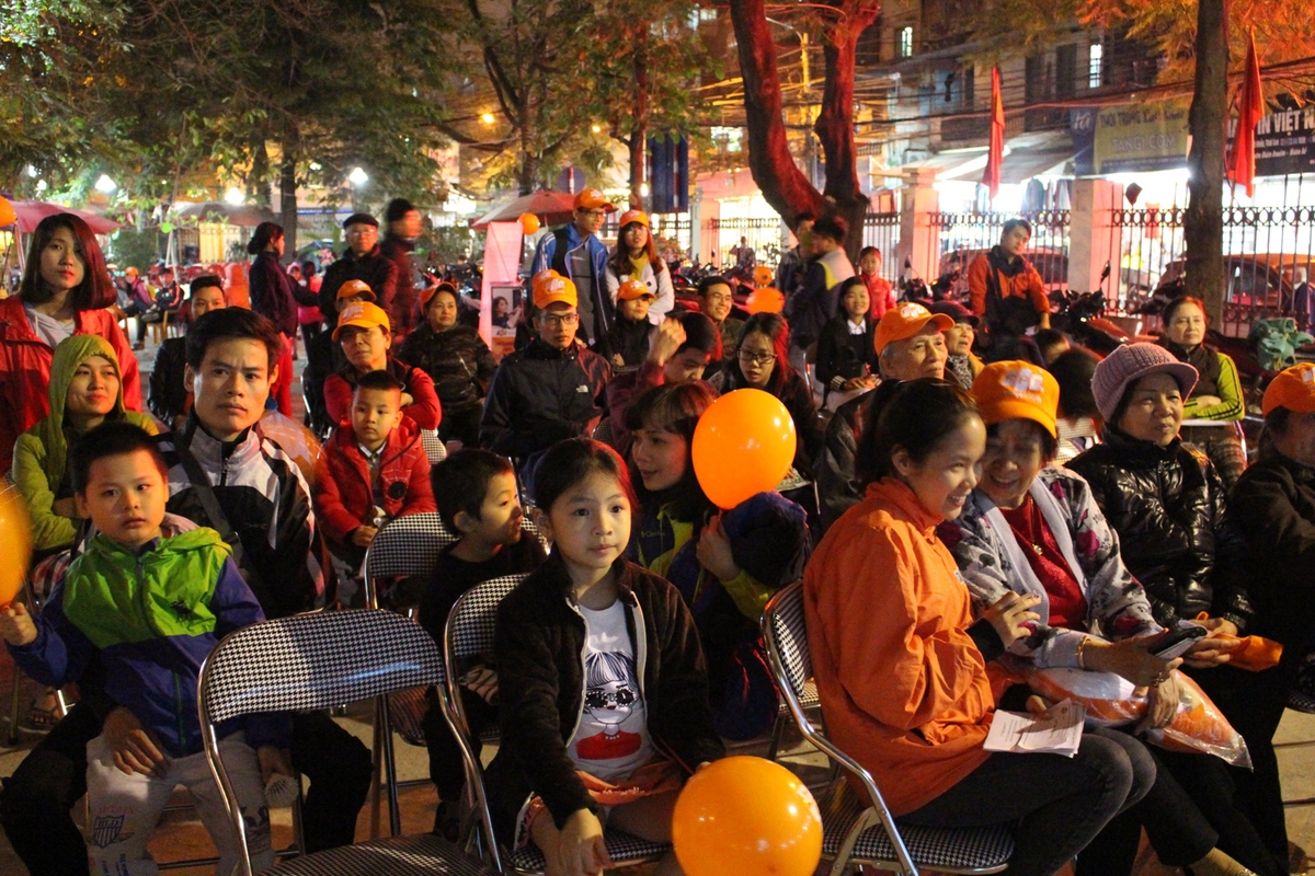 <p class="Normal"> Tại Hà Nội, chương trình bắt đầu từ lúc 19h30 tại Nhà hội họp số 10 - B7 - phường Thanh Xuân Bắc, nhưng từ trước đó, rất nhiều người dân trong khu vực đã có mặt để tham gia chương trình.</p>