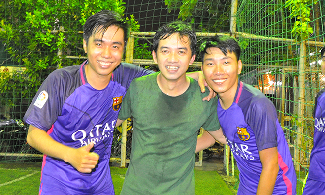 <p> Ba "người hùng" của đội tím Nhật Hồng (ghi 1 bàn thắng), thủ môn Chấn Đông và Như Huy (ghi 2 bàn thắng). </p>