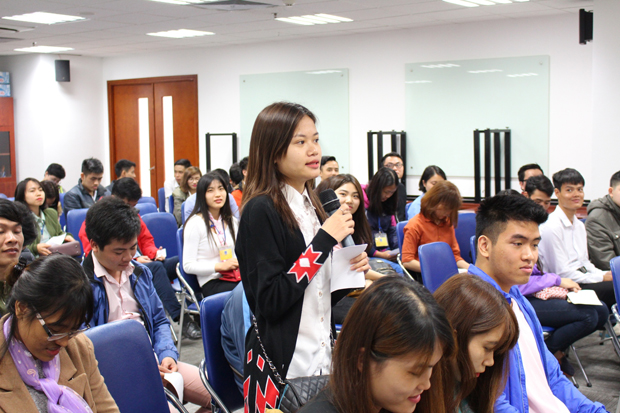 Chương trình tại Hà Nội chào đón sự xuất hiện của hai khách mời là anh Nguyễn Văn Quân, phó giám đốc TTKD HN14 và anh Đinh Thành Long, Trưởng phòng Kinh doanh TTKD HN3. Tại đây, hai anh đã chia sẻ về nghề sales tại FPT Telecom, cũng như giải đáp các câu hỏi được các bạn ứng viên đặt ra.