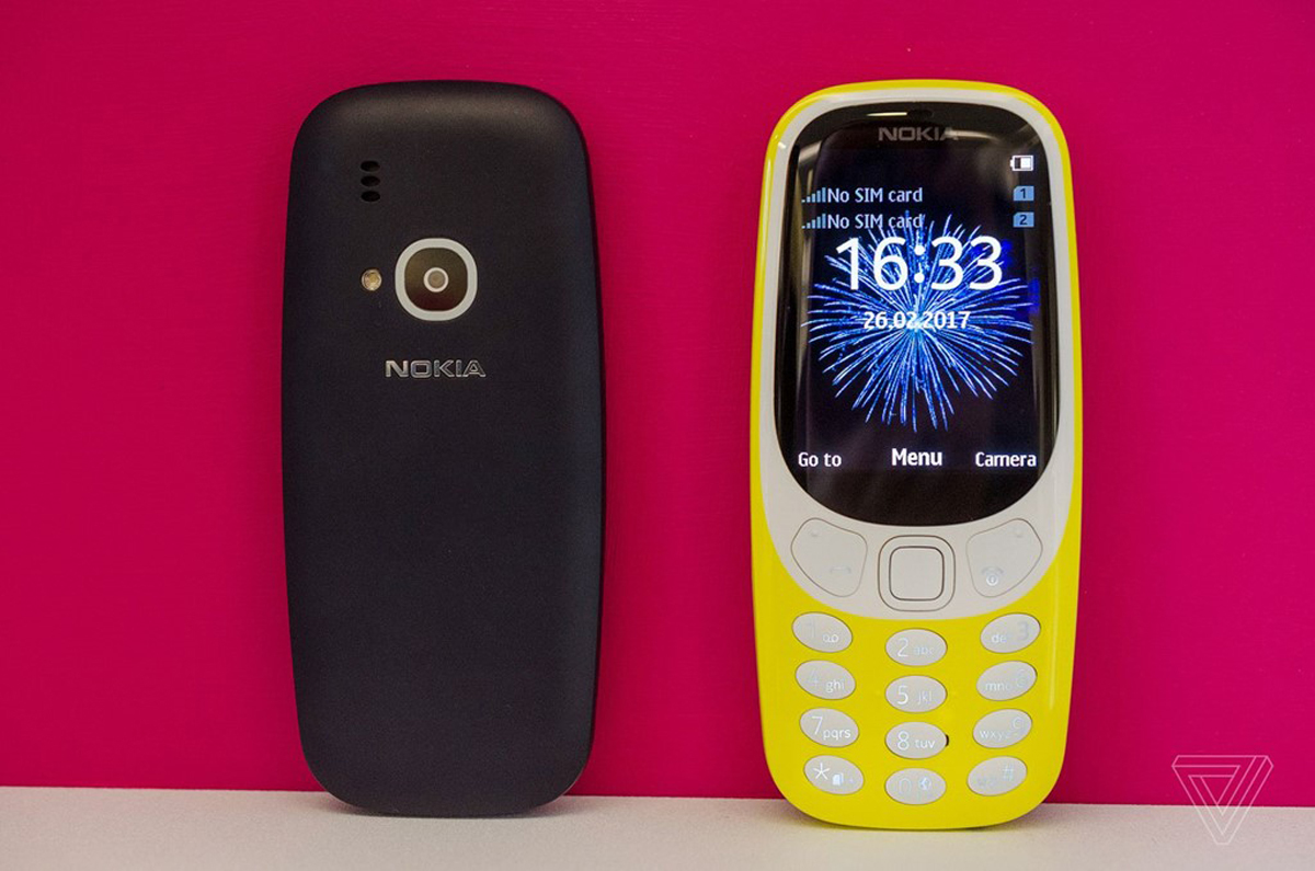 <p> Nokia 3310 thay đổi nhiều về cấu hình để phù hợp hơn với sự phát triển của điện thoại hiện đại khi được trang bị màn hình màu QVGA 2,4 inch, camera 2 megapixel, hỗ trợ thẻ nhớ microSD, chạy phần mềm Series 30+. </p>