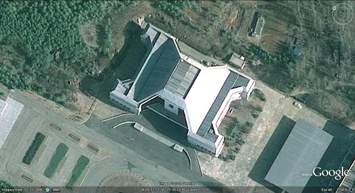 <p class="Normal"> <strong>Phòng 39 bí ẩn của Triều Tiên</strong></p> <p class="Normal"> Thật khó để bạn có cơ hội đến Triều Tiên, đất nước được cho là bí ẩn nhất thế giới. Ở thủ đô Bình Nhưỡng có một nơi vô cùng bí mật được gọi là "Phòng 39". Theo trang Setn.com, Phòng 39 bí ẩn của Bắc Triều Tiên do Kim Jong-il thành lập vào năm 1970, hiện nay do em gái của ông Kim Jong-un quản lý.</p> <p class="Normal"> Phòng này được cho là nơi diễn ra rất nhiều hoạt động bất hợp pháp, trong đó có sản xuất tiền giả, heroin, gian lận bảo hiểm… toàn bộ số tiền kiếm được đều chuyển vào hàng loạt tài khoản của gia đình ông Kim, nó được dùng cho các hoạt động chính trị và tài trợ cho những vũ khí hạt nhân mà Triều Tiên đang có.</p>