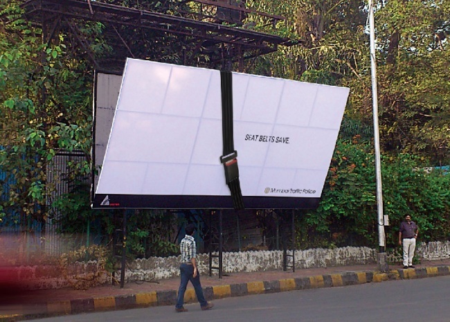 <p> Quảng cáo phúc lợi xã hội tại Ấn Độ: <span style="color:rgb(0,0,0);text-align:justify;">“Hãy thắt chặt dây an toàn".</span></p>