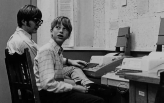 <p> Khi học ở trường tiểu học Lakeside, Gates đã viết chương trình đầu tiên trên chiếc máy tính General Electric. Đó là một phiên bản của trò chơi cờ caro khi bạn có thể chơi với máy.</p>