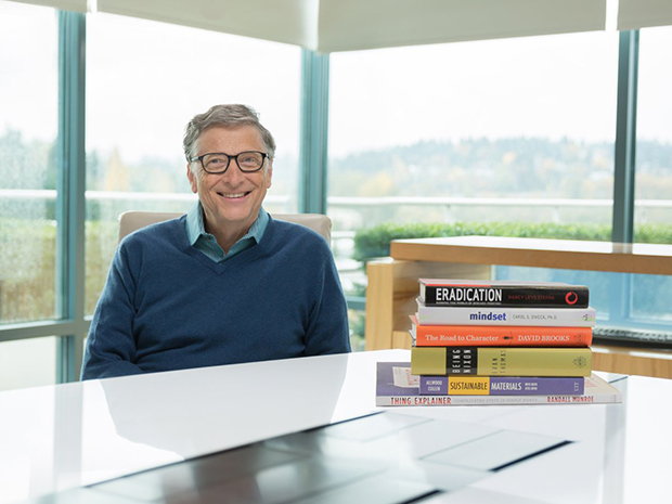 <p> Gates đọc khoảng 50 cuốn sách mỗi năm. Ông cho biết: "Đọc sách là cách duy nhất giúp tôi học những điều mới mẻ và kiểm tra trình độ của bản thân".</p>