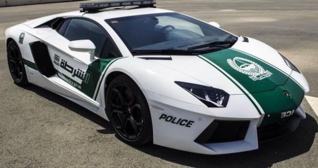 <p> Cảnh sát tuần tra bằng xe Bentley, Ferrari và Lamborghini.</p>