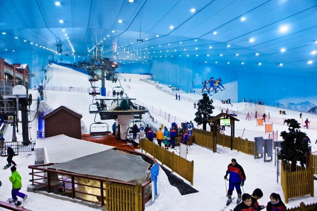 <p> Hay trượt tuyết ở trung tâm lớn nhất thế giới du bên ngoài nhiệt độ lên đến hơn 50°C.</p>