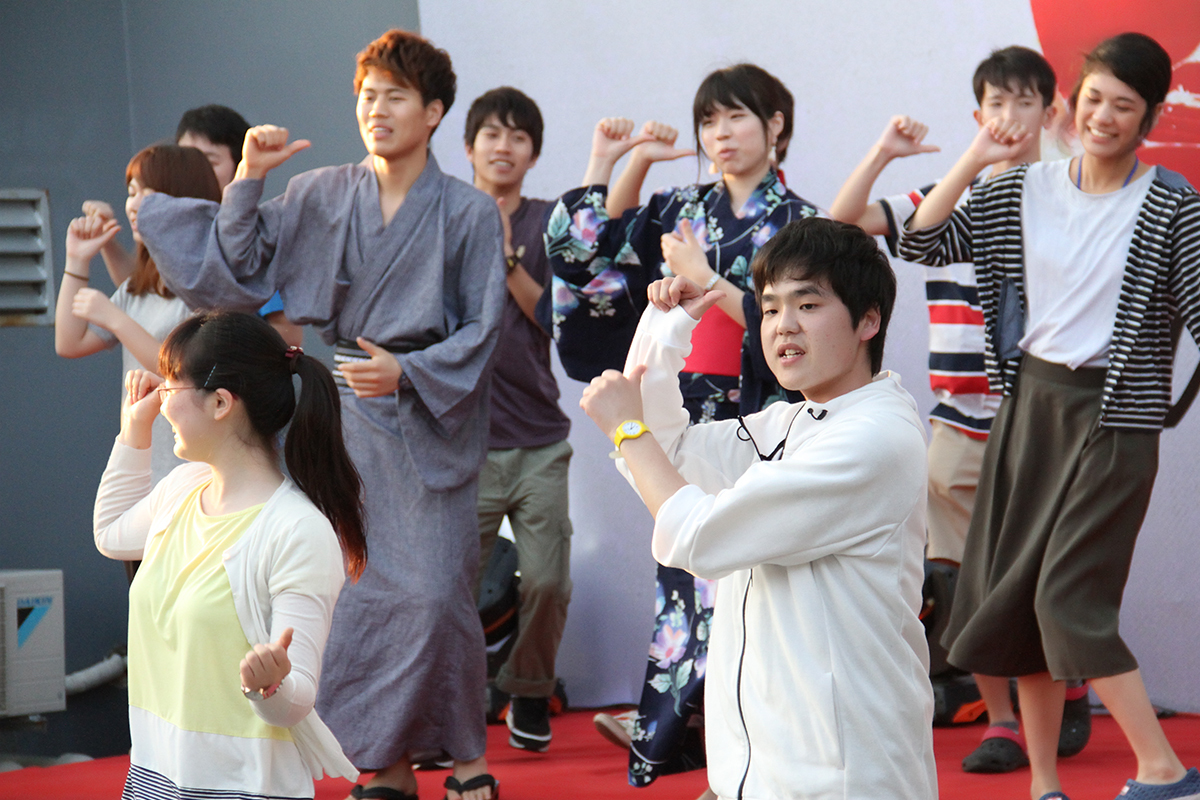 <p style="text-align:justify;"> Mở đầu chương trình là những điệu nhảy truyền thống do 40 sinh viên Nhật Bản thể hiện. Trên nền nhạc sôi động, những chàng trai, cô gái nước bạn đã mang đến không gian văn hóa vui nhộn, đầy ắp tiếng cười. </p>