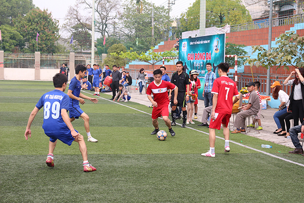 <p class="Normal"> Được đánh giá một trong những ứng cử viên hàng đầu cho chức vô địch, lại được thi đấu trên sân nhà, FC Bắc Giang (áo đỏ) đã không mấy khó khăn vượt qua vòng bảng với 3 trận thắng áp đảo trước các đối thủ cùng bảng A là Thái Nguyên, Tuyên Quang và Bắc Ninh.</p>