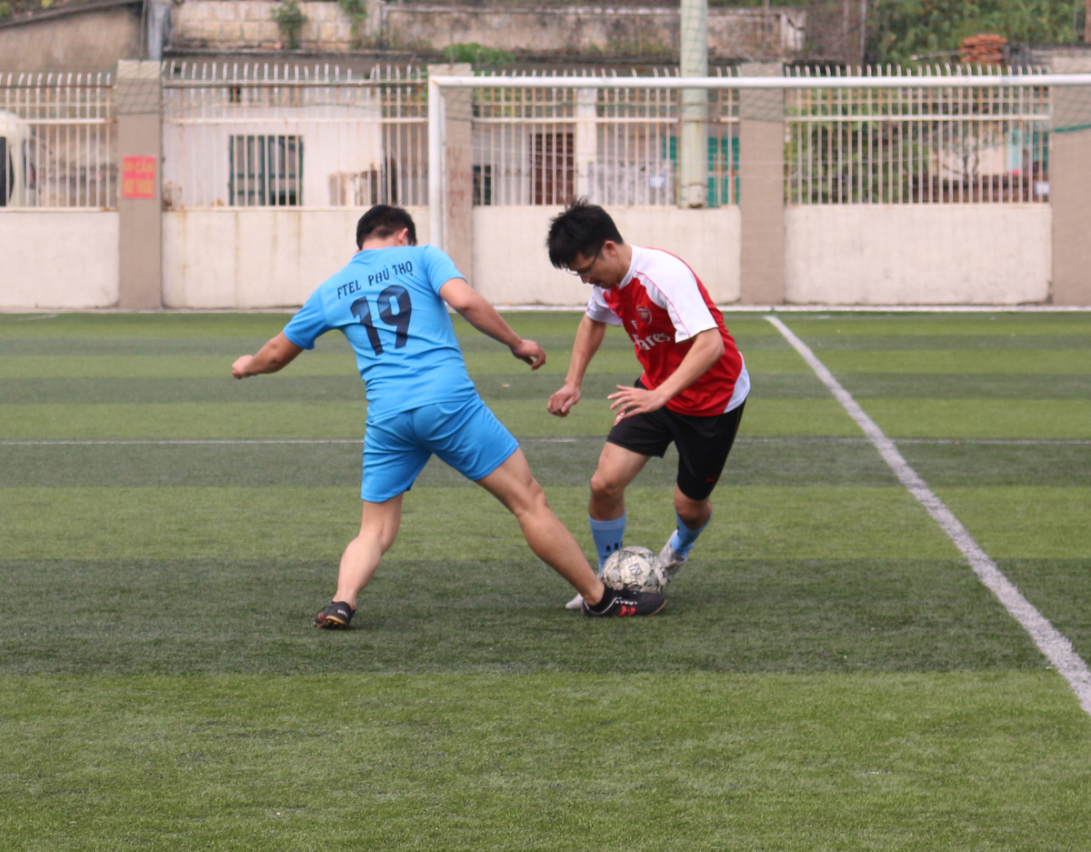 <p class="Normal"> Tại bảng B, FC Phú Thọ (áo xanh) đã phải rất vất vả mới có thể giành quyền đi tiếp với một trận thắng và 2 trận hòa, kết thúc vòng bảng với 5 điểm.</p>
