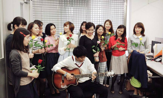 Trong ngày này, tại Nhật Bản xa xôi, các anh em FPT Japan cũng đã thể hiện sự galant của mình khi tặng hoa, đồ ăn và tự tay đàn hát phục vụ chị em.