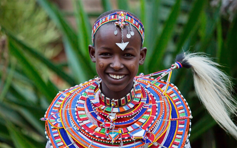 <p> Khác với cách chào của các nước trên thế giới, người dân bộ tộc Maasai chào hỏi bằng cách phun nước bọt vào nhau. Theo quan niệm của tộc người Maasai nước bọt phun ra và dính càng nhiều lên người đối phương thì lời chào hỏi đó càng nồng nhiệt.</p>