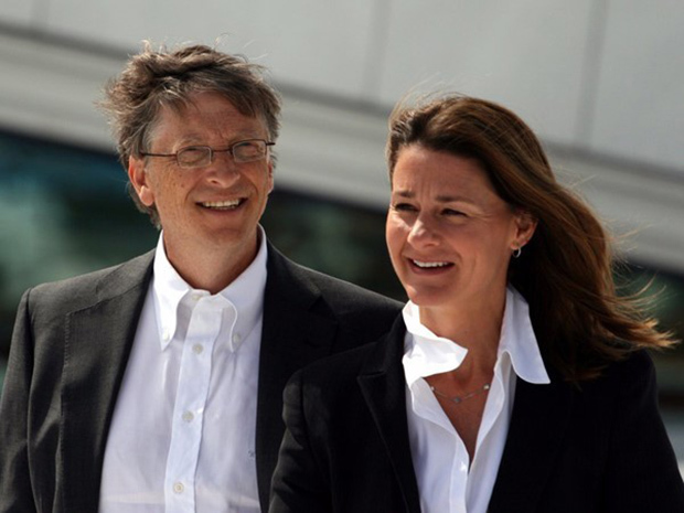 <p class="Normal"> <strong>Melinda Gates - Phu nhân nhà sáng lập Microsoft Bill Gates</strong></p> <p class="Normal"> Melinda Gates sinh năm 1964, là cựu nhân viên của Microsoft, đã gặp chồng tương lai của mình tại một hội nghị của Microsoft trong thập niên 80 của thế kỷ trước. Cặp đôi này đã hẹn hò nhau 6 năm trước khi quyết định kết hôn vào năm 1994.</p> <p class="Normal"> <span>Với khối tài sản khổng lồ, không quá ngạc nhiên khi cách thức cầu hôn của Bill Gates cũng rất lãng mạn và… xa xỉ. Bill Gates đã thuê một chiếc máy bay riêng để cùng bạn gái đến Omaha (bang Nebraska, Mỹ) và đến một cửa hàng trang sức của tỷ phú Warren Buffett. Vào thời điểm đó, cửa hàng trang sức này được mở riêng cho Bill Gates và bạn gái có thể tự do và thoải mái chọn lựa chiếc nhẫn đính hôn yêu thích.</span></p> <p class="Normal"> <span>Vào ngày tổ chức lễ cưới, Bill Gates đã thuê toàn bộ khách sạn Manele Bay trên đảo Hawaii để tổ chức bữa tiệc cưới riêng tư của mình. </span><span>Sau khi đám cưới, Melinda Gates rời bỏ Microsoft để tập trung cho việc chăm sóc gia đình. Công việc cuối cùng của bà tại Microsoft là Quản lý thông tin sản phẩm.</span></p> <p class="Normal"> <span>Hiện họ có 3 đứa con và đang cùng nhau điều hành quỹ từ thiện mang tên chung của hai người và rất tích cực đi cùng nhau đến mọi nơi trên thế giới đang cần sự giúp đỡ. </span></p>