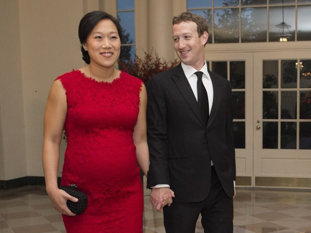 <p class="Normal"> <strong>Priscilla Chan - Phu nhân nhà sáng lập mạng xã hội Facebook Mark Zuckerberg</strong></p> <p class="Normal"> Priscilla Chan và Mark Zuckerberg gặp nhau khi cả hai đang là sinh viên trường Đại học Harvard danh tiếng, cô theo học ngành sinh học. Cả hai yêu nhau 9 năm trước khi làm đám cưới vào năm 2012. Cặp đôi này hiện có chung một bé gái vào năm 2015.</p> <p class="Normal"> <span>Priscilla Chan nổi tiếng học giỏi và từng được gọi là “thiên tài” khi còn theo học phổ thông. Cô là người đầu tiên trong gia đình mình tốt nghiệp đại học và có thể nói được tiếng Anh, Trung Quốc và Tây Ban Nha.</span></p> <p class="Normal"> <span>Một điều khá thú vị đó là Priscilla Chan có cha mẹ người gốc Trung Quốc nhưng đã có thời gian sinh sống tại Việt Nam trước khi chuyển sang Mỹ, nơi cô chào đời. Hiện cô làm công việc của một bác sĩ nhi khoa và điều hành quỹ từ thiện Chan Zuckerberg Initiative do hai vợ chồng cùng sáng lập.</span></p>