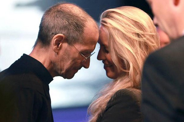 <p class="Normal"> <strong>Laurene Powell - Phu nhân cố CEO Apple Steve Jobs</strong></p> <p class="Normal"> Năm 1990, nhà đồng sáng lập và CEO huyền thoại của Apple đã gặp người vợ tương lai của mình, Laurene Powell, tại buổi thuyết trình của Jobs ở trường Đại học Stanford nơi cô đang theo học. Cả hai đã trao đổi số điện thoại cho nhau. Vào thời điểm đó, Steve Jobs sắp có buổi hẹn ăn tối với đối tác, tuy nhiên, ông đã quyết định bỏ bữa ăn tối đó để đi theo “tiếng gọi của trái tim”.</p> <p class="Normal"> <span>Cặp đôi đã kết hôn một năm sau đó và sống hạnh phúc bên nhau cho đến lúc Jobs qua đời vào năm 2011. Trong suốt những năm cuối đời, Laurene Powell là người gần gũi và chăm sóc Steve Jobs tận tình nhất. </span></p>