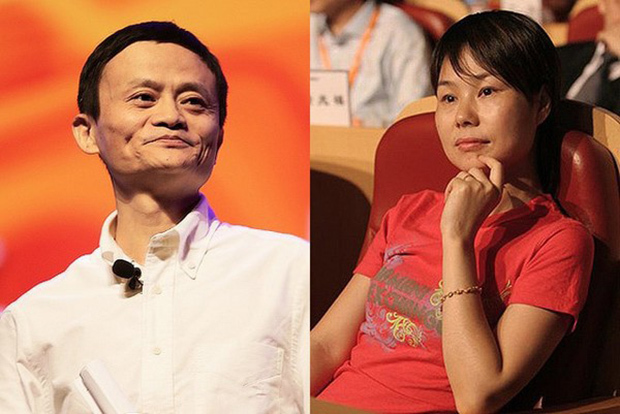 <p class="Normal"> <strong>Zhang Ying - Phu nhân nhà sáng lập Alibaba Jack Ma</strong></p> <p class="Normal"> Zhang Ying gặp Jack Ma tại Học viện Sư phạm Hàng Châu (Trung Quốc), nơi họ học cùng nhau. Cả hai đã làm đám cưới không lâu sau khi tốt nghiệp vào thập niên 80 của thế kỷ trước và đều bắt đầu với công việc giáo viên.</p> <p class="Normal"> <span>Mô tả về chồng mình, Zhang Ying cho biết Jack Ma không phải là một người đẹp trai, nhưng cô yêu Jack Ma vì ông có thể làm được những điều mà người đẹp trai không làm được.</span></p> <p class="Normal"> <span>Mặc dù được xem là một trong 10 giáo viên giỏi nhất Hàng Châu, nhưng Jack Ma đã quyết định bỏ nghề và bắt đầu sự nghiệp riêng của mình, tạo tiền đề cho việc dựng nên đến chế Alibaba hùng mạnh ngày nay. Zhang Ying là người luôn đứng sau cổ vũ và động viên cho chồng mình trước quyết định khó khăn này.</span></p> <p class="Normal"> <span>Zhang sau đó cũng bỏ việc giáo viên về làm việc tại Alibaba và trở thành Tổng Giám đốc chi nhánh công ty tại Trung Quốc. Tuy nhiên, khi con trai chung của hai người bắt đầu nghiện game online, Zhang đã chấp nhận nghỉ việc ở nhà để chăm sóc và giáo dục đứa con duy nhất của cả hai.</span></p>