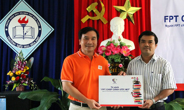 Học sinh nghèo Đà Nẵng tiếp nhận tủ sách FPT