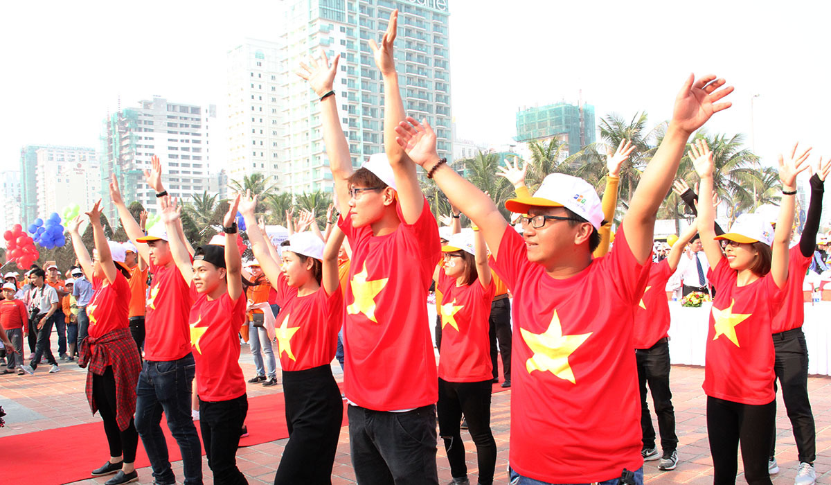 <p class="Normal" style="text-align:justify;"> Tình nguyện viên trong trang phục áo màu đỏ sao vàng cùng người tham gia nhảy theo những giai điệu sôi động của ca khúc "Welcome to Da Nang".</p>