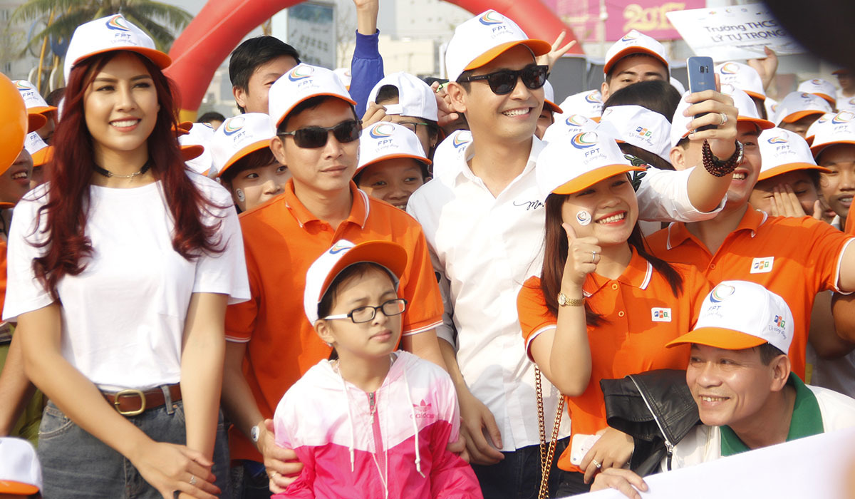 <p class="Normal" style="text-align:justify;"> MC Phan Anh và Hoa hậu Biển 2010 Nguyễn Thị Loan tranh thủ selfie với các bạn trẻ.</p>