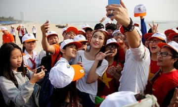 Hoa hậu Đỗ Mỹ Linh đi bộ cùng hàng ngàn bạn trẻ trên biển Đà Nẵng