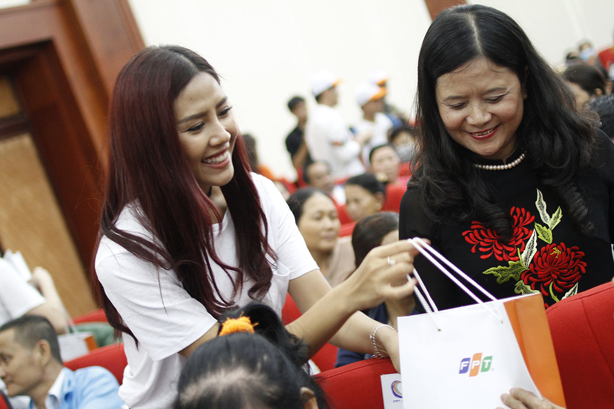 <p class="Normal" style="text-align:justify;"> Top 25 Hoa hậu Thế giới 2014 Nguyễn Thị Loan thân thiện đến từng hàng ghế để trao quà cho bệnh nhân. </p>