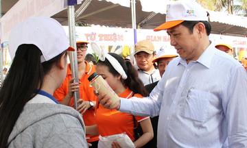 Chủ tịch Đà Nẵng mua hàng từ thiện