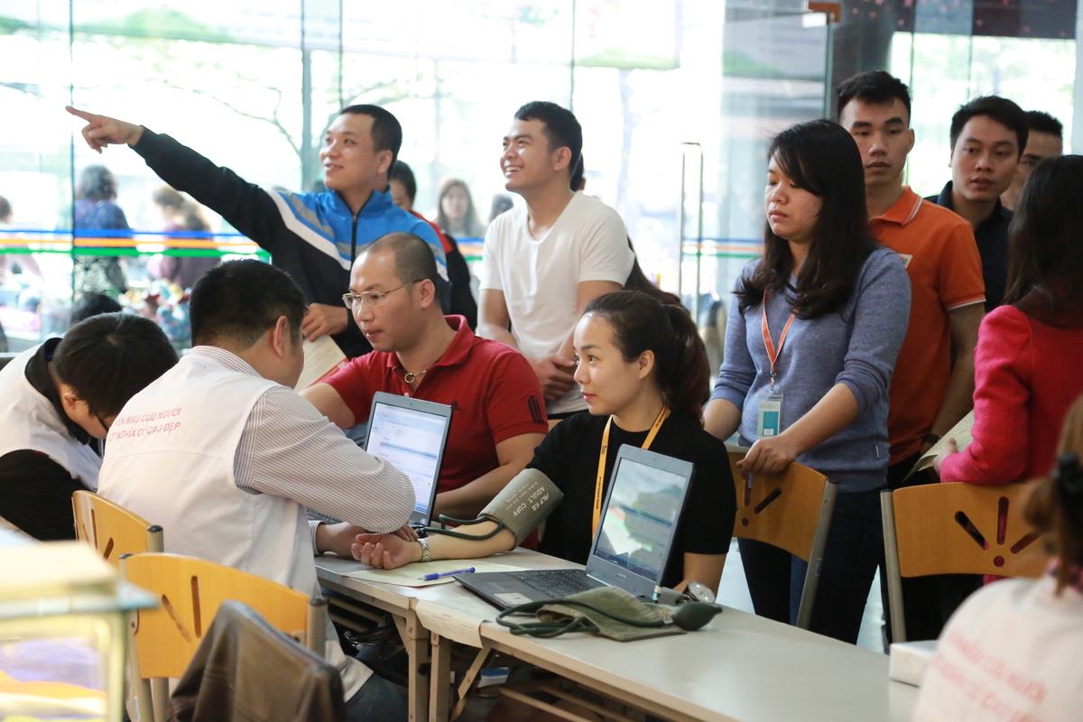 <p class="Normal"> <span>Hiến máu nhân đạo là một trong các hoạt động chính của người FPT trong tháng hành động vì cộng đồng. Năm nay, chương trình tiếp tục diễn ra tại ba thành phố gồm Hà Nội, Đà Nẵng và TP HCM. </span>Tại Hà Nội, cùng với lễ phát động, người FPT cũng đóng góp những giọt máu của mình ở 4 điểm là sảnh tòa nhà FPT Cầu Giấy, Văn phòng làm việc của FPT IS tại Keangnam, FPT Software tại Hòa Lạc và Đại học FPT tại tòa nhà Detech. Ảnh: <strong>Anh Tuấn.</strong></p>