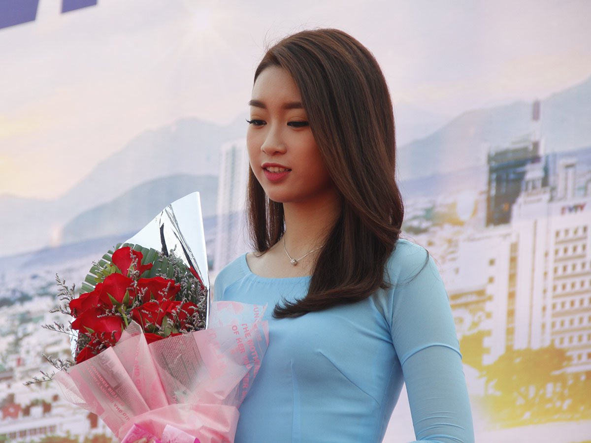 <p> Hoa hậu được mời lên sân khấu để nhận hoa của Ban tổ chức. </p>