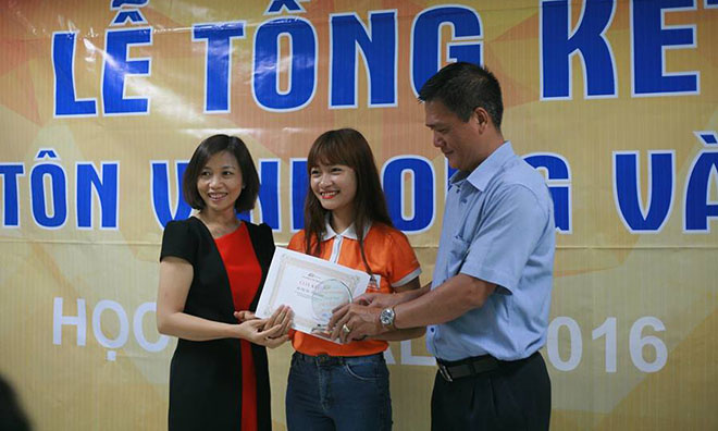 <p class="Normal" style="text-align:justify;"> Thầy Huỳnh Ngọc Khoan, GĐ FPT Polytechnic Tây Nguyên, trao danh hiệu cho sinh viên Vũ Thị Tú, chuyên ngành kế toán. Đây là nữ sinh từ Bắc Giang đến học tại cơ sở Tây Nguyên.</p>