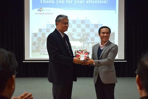 <p> Thầy Trần Vũ Quang, Phó hiệu trưởng trường THPT FPT, trao và nhận quà lưu niệm với đoàn khách Thái Lan.</p>