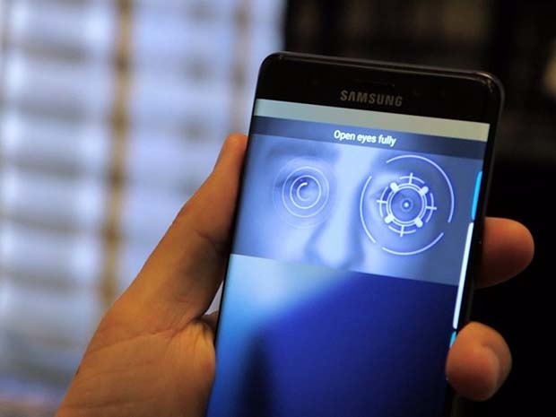 <p> Samsung có thể sẽ trang bị tính năng mở khóa bằng mống mắt bên cạnh mở khóa vân tay như những gì hãng này từng làm với chiếc Galaxy Note 7. Đây là một tính năng rất đáng được mong chờ, không những nó sẽ giúp chúng ta mở khóa thuận tiện hơn, trông "ngầu" hơn mà còn giúp tăng tính bảo mật cho chiếc điện thoại. </p>