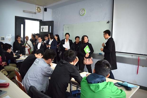 <p> Đoàn cũng ghé thăm một số lớp học, theo dõi hoạt động dạy và học của thầy trò FPT.</p>
