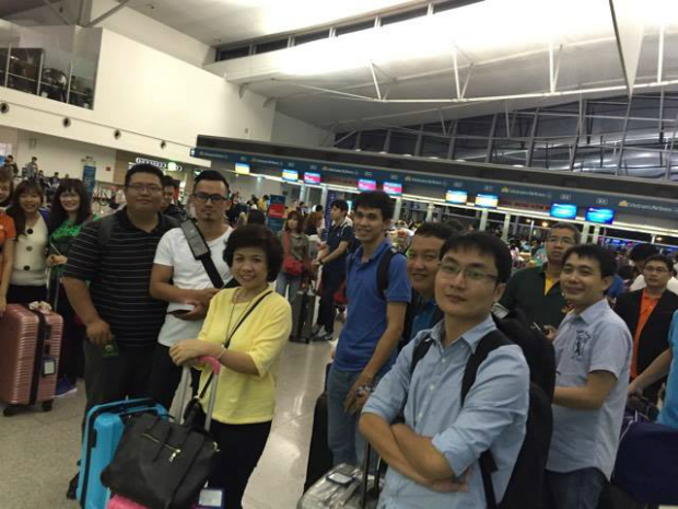 Các thành viên đoàn HCM vui vẻ hỏi thăm nhau tại sân bay.