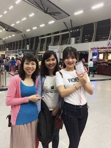 Chị Ngô Thị Thùy Dung ( phải ) là một trong ba người có mặt sớm nhất tại sân bay Đà Nẵng.