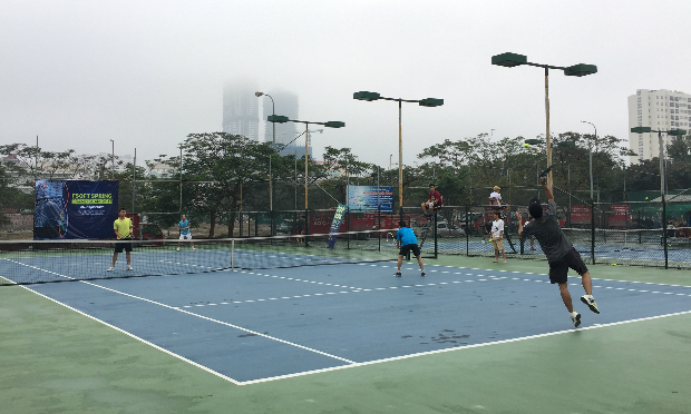 Mặc dù thời tiết buổi sáng có mưa không thuận lợi nhưng các tay vợt vẫn hết mình thi đấu.
