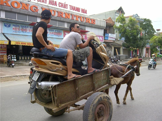 Xe ngựa... máy lần đầu tiên đưa vào sử dụng trên đường phố Việt Nam.