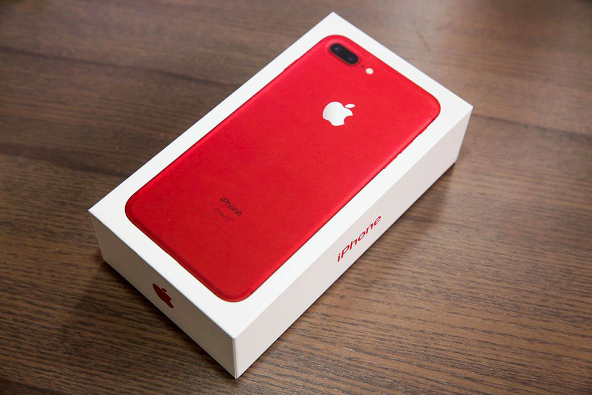 <p> Ngày 21/3 vừa qua, Apple chính thức công bố bộ đôi iPhone 7/7 Plus phiên bản màu đỏ đặc biệt (RED Special Editon). <br /> Phiên bản đặc biệt này được sản xuất để tuyên truyền và ủng hộ cho các nghiên cứu phòng chống bệnh HIV/AIDS. Trước đây, Apple cũng từng tung ra một số thiết bị màu đỏ, nhưng đây là lần đầu xuất hiện trên iPhone.</p>