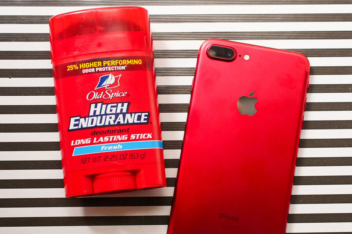 <p> Một khía cạnh khác có thể dễ nhận ra rằng iPhone 7 Plus RED dường như gần giống với iPod Touch RED trước đây. Tuy nhiên, iPod không hẳn phổ biến ở nhiều thị trường, chính vì thế mà Apple dễ dàng tạo ra một xu hướng thẩm mỹ đối với iPhone khi ứng dụng ngôn ngữ thiết kế này.</p>
