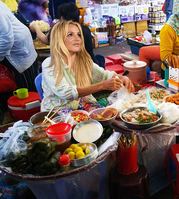 <p> Công chúa nhạc Pop Britney Spears bán hàng ăn ở chợ, dù mệt mỏi nhưng trông chị vẫn rất xinh đẹp.</p>