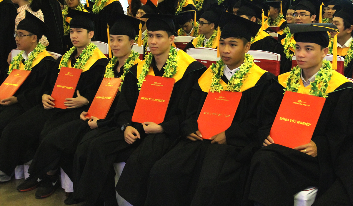 <p class="Normal" style="text-align:justify;"> Bằng triết lý giáo dục "Thực học - Thực nghiệp", phương pháp đào tạo đề cao tính thực tiễn nên sinh viên FPT Polytechnic có việc làm sau tốt nghiệp luôn chiếm tỷ lệ cao. Theo thống kê của FPT Polytechnic Đà Nẵng, tỷ lệ tân cử nhân có việc làm tính đến nay là hơn 60%. </p> <p class="Normal" style="text-align:justify;"> Trần Lê Quang Trực là một trong những tân cử nhân tìm được công việc ổn định dù chưa nhận bằng tốt nghiệp. Chàng trai hiện công tác tại đơn vị Unitech. "Học ở FPT có những thế mạnh so với các trường bạn trên địa bàn TP Đà Nẵng. Bên cạnh thế mạnh về CNTT, em còn được tiếp xúc môi trường doanh nghiệp sớm, rèn luyện những kỹ năng mềm để dễ hòa nhập. Phần lớn các bạn đồng môn đều đã tìm được công việc dù chưa nhận bằng", Trực chia sẻ.</p>