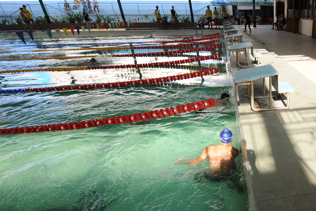 <p> Anh Lê Minh Đức (mũ xanh), FPT Software, thi đấu ở lane số 1, về nhất ở đợt đua đầu tiên với thành tích 36'38 ở đường bơi 50m. Khi về đích, anh còn có thời gian quan sát các đối thủ về ngay sau mình.</p>