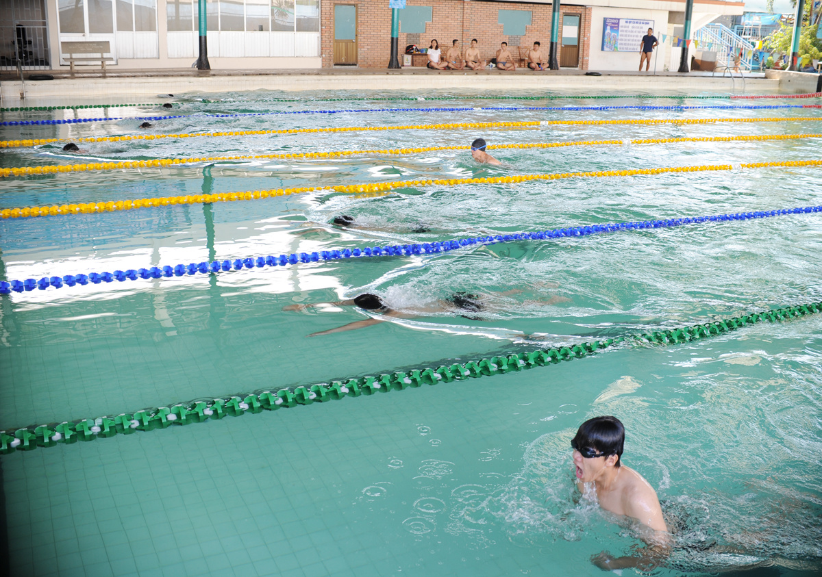 <p> Thu hút lượng vận động viên đăng ký đông nhất là môn bơi sải nam - 22 người. Ban tổ chức phải bố trí 3 lượt bơi, lấy 8 người có thành tích tốt nhất vào tranh giải chung cuộc.</p>