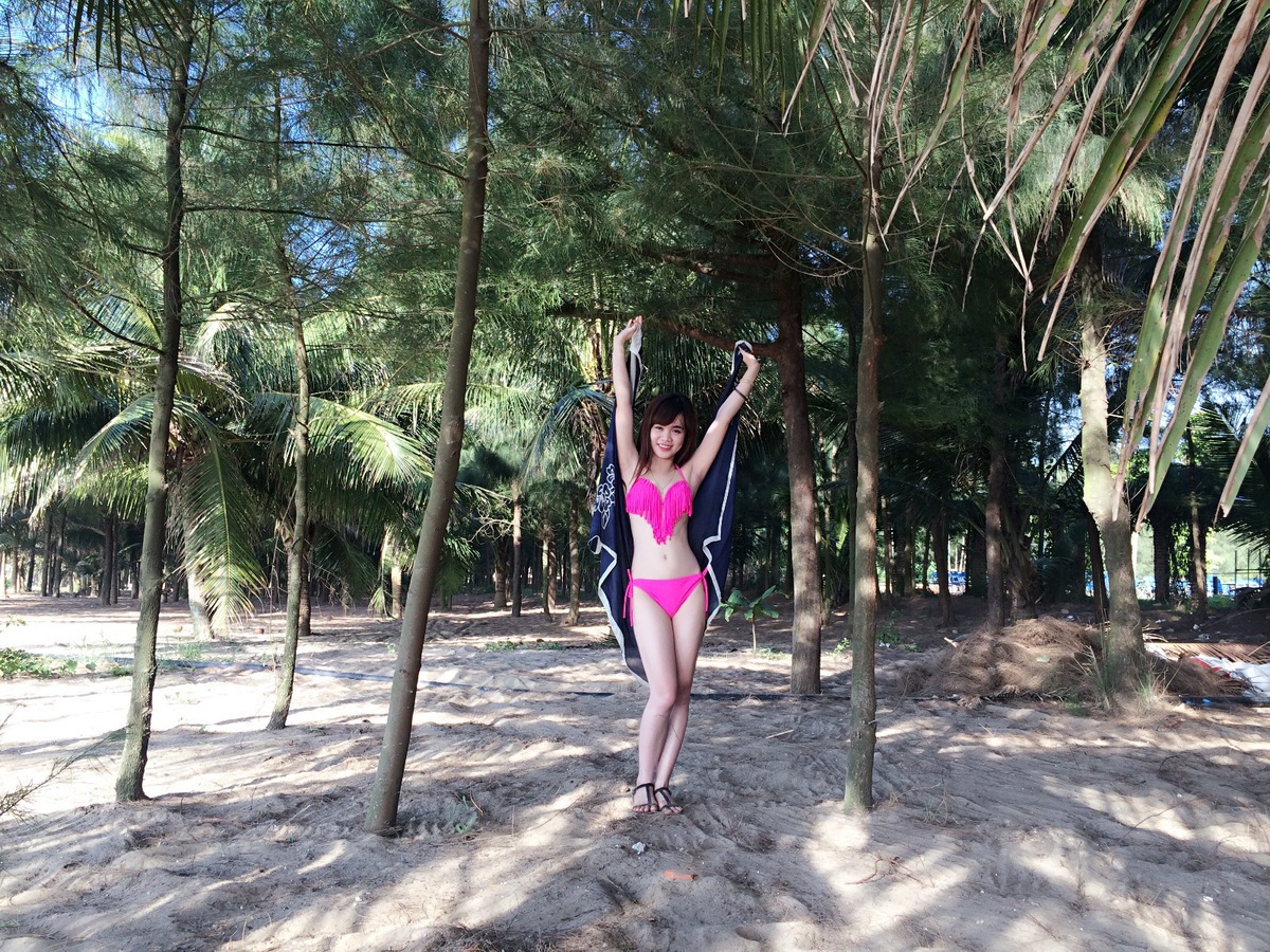 <div style="text-align:justify;"> Đinh Hồng Vân, nữ nhân viên của FTI (FPT Telecom), nổi bật trong bộ bikini màu hồng rực rỡ, khoe vóc dáng thon thả và quyến rũ trên bãi biển. </div>
