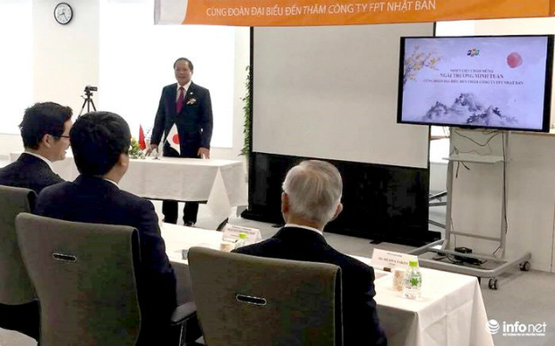 Bộ trưởng Bộ Thông tin và Truyền thông Trương Minh Tuấn trò chuyện với lãnh đạo, cán bộ, nhân viên công ty FPT Nhật Bản