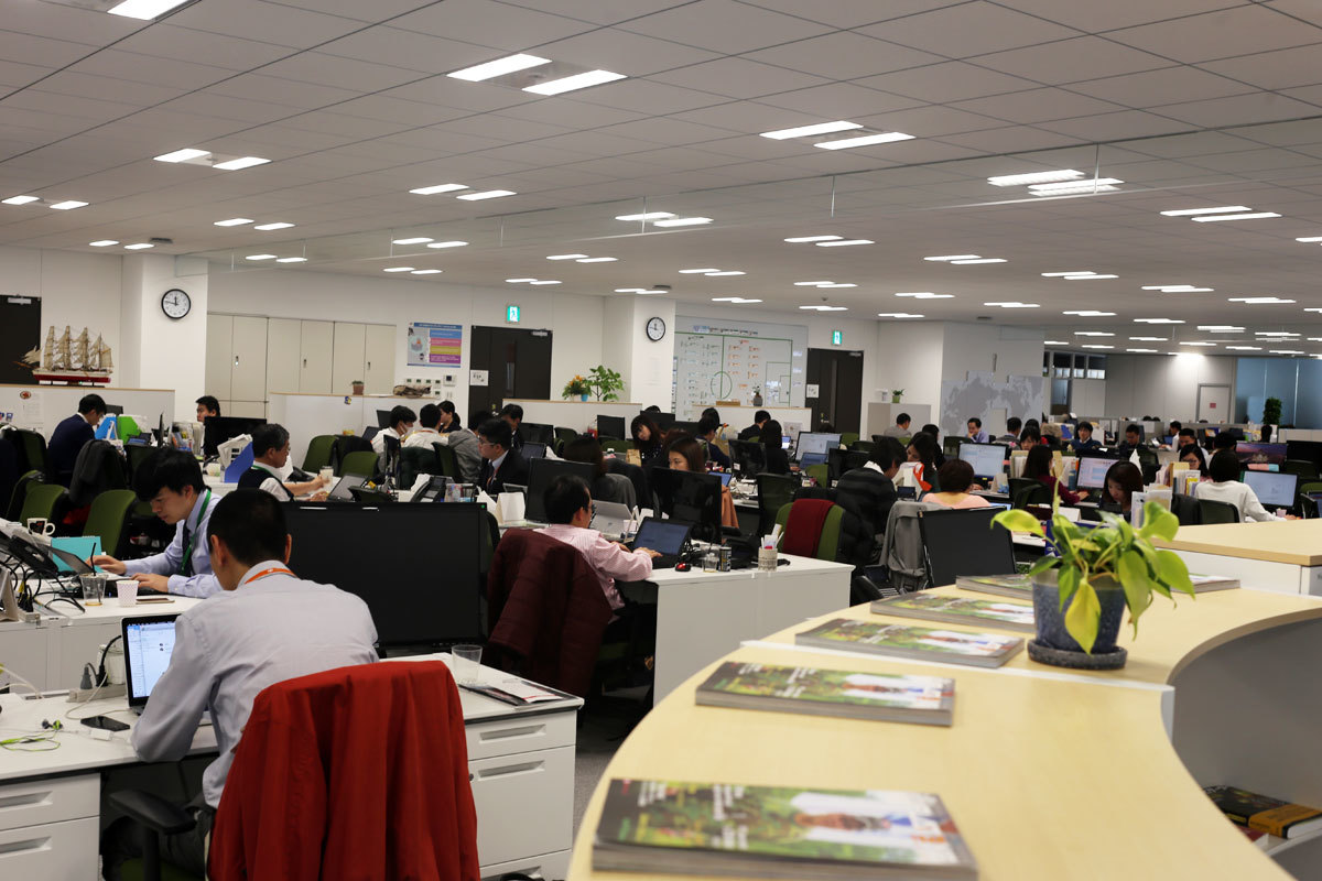 <p class="Normal"> <span style="color:rgb(34,34,34);">S</span><span>au 12 năm hiện diện tại xứ anh đào, FPT Japan đã trở thành công ty CNTT nước ngoài lớn nhất tại Nhật Bản với gần 800 nhân sự làm việc tại 4 văn phòng ở Tokyo, Nagoya, Osaka và Fukuoka. Công ty đã đưa hàng nghìn lượt kỹ sư CNTT Việt Nam sang triển khai nhiều dự án quan trọng cho các tập đoàn hàng đầu của Nhật Bản. Năm 2016, doanh thu FPT Nhật Bản đạt 128 triệu USD, tăng trưởng 49% so với cùng kỳ, tương đương top 50 doanh nghiệp IT lớn nhất của Nhật.</span></p>