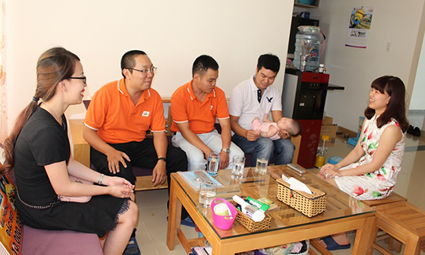 Anh Nguyễn Võ Đăng Khoa, Giám đốc TTKD Sài Gòn 4 (thứ hai, từ trái sang) cùng đoàn trao giải của FPT Telecom trò chuyện với chị Thảo tại nhà riêng.