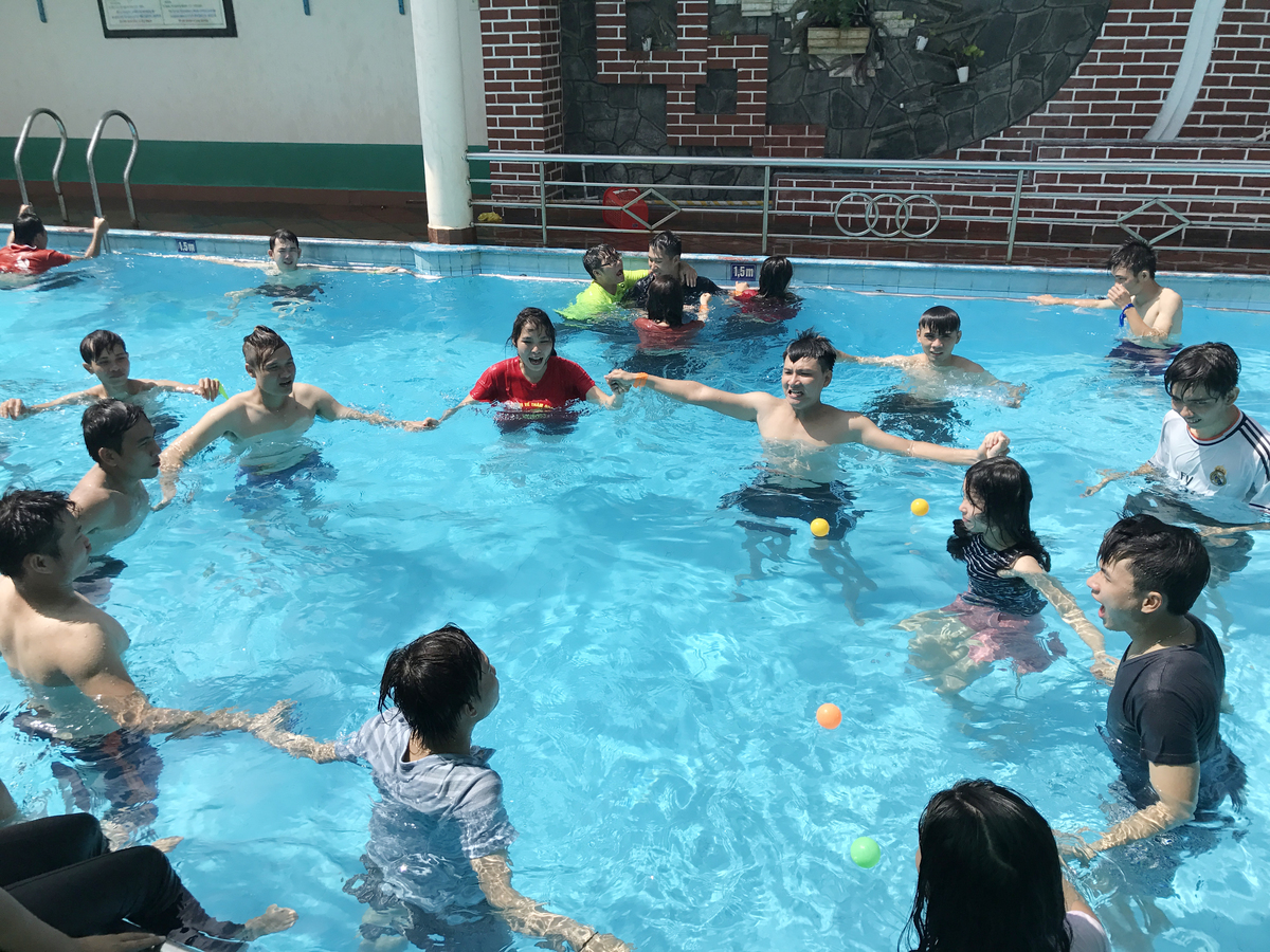 <p> Sự kết nối của đồng đội được tăng thêm với các trò chơi dưới nước. Trong ảnh: Các đội được yêu cầu nắm tay, giới thiệu về bản thân và đồng đội của mình. </p>