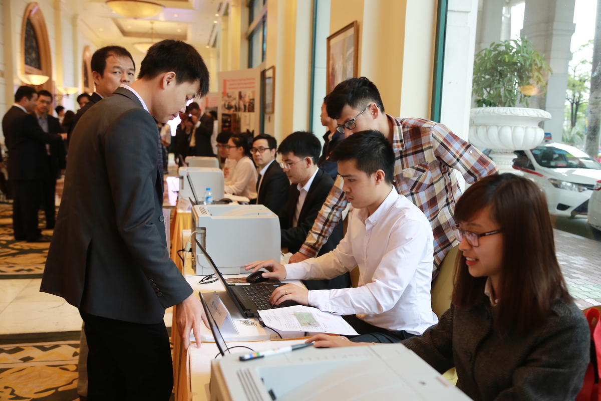 <p> ĐHĐCĐ FPT diễn ra vào chiều ngày 31/3 tại Khách sạn Daewoo Hà Nội, với sự góp mặt của 173 đại biểu dự trực tiếp và 1.578 đại biểu uỷ quyền, đại diện cho hơn 289 triệu cổ phần, chiếm trên 63% số cổ phần có quyền biểu quyết.</p>