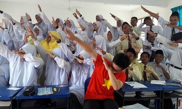 Sinh viên Việt Nam đứng lớp cho hàng nghìn bạn học quốc tế