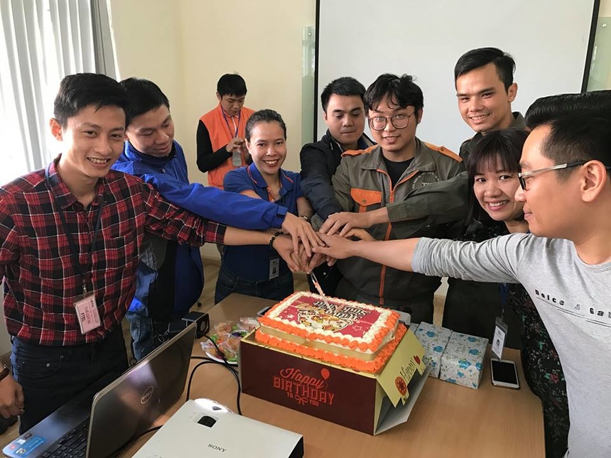 <p class="Normal"> <span>Với tiêu chí hướng tới việc triển khai nhanh chóng, bảo trì nhiệt tình, làm việc tận tâm vì khách hàng, trong những năm qua, mỗi các bộ nhân viên TIN đã nỗ lực cố gắng và cống hiến hết mình, mang lại những kết quả đáng kể. Ảnh Giám đốc TIN Nguyễn Thị Thu Phượng (thứ ba từ trái qua) và các quản lý cùng cắt bắt sinh nhật.</span></p> <p class="Normal"> </p>
